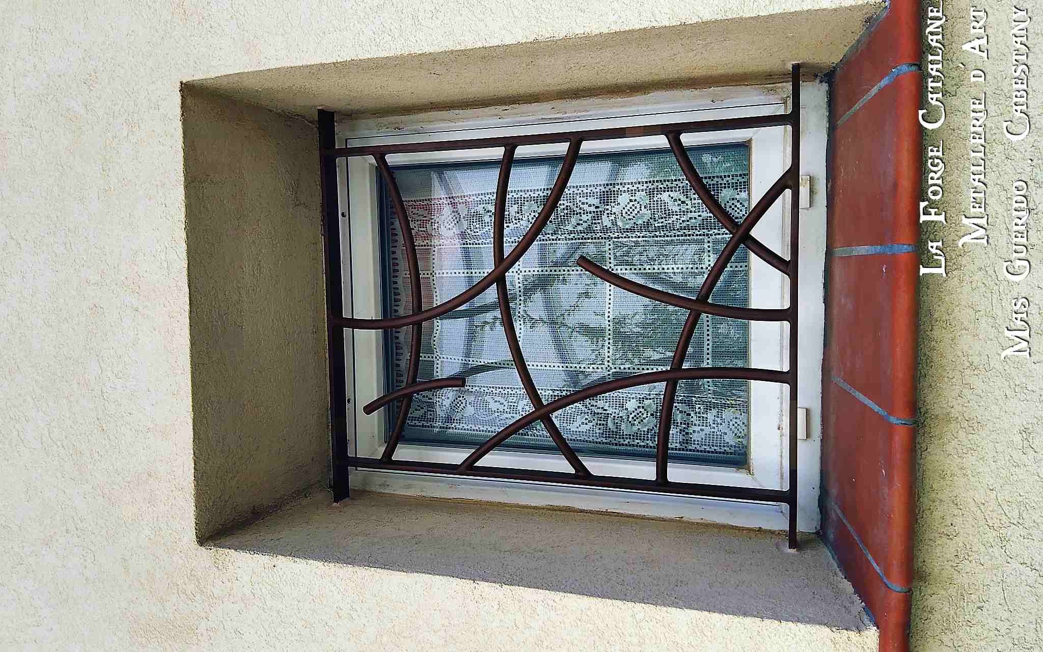 grille de protection fixe remplissage fer rond cintre et entremele superpose forge catalane.jpg